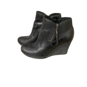 UGG  Woman's Wedge Black Leather Bootie 7.5 Shearling Lined foot bed Double zip